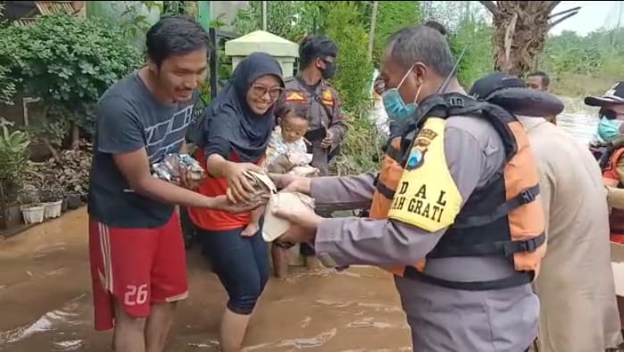 Permalink ke Polres Pasuruan Kota Bersama Instasi Terkait Berikan Bantuan Warga Terdampak Banjir