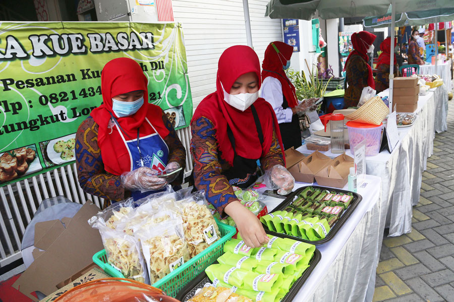 Aneka jajanan tradisional dijual di stand Kampung Wisata Kue, Jalan Rungkut Lor Gang II, Surabaya, Selasa (8/2/2022).
